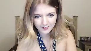 Татуированная красотка Charli_Snow позирует в трусиках