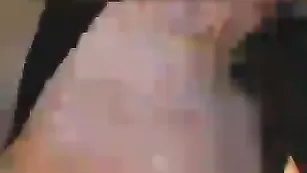 Грудастая дамочка MissVoluptius облизывает сосочки