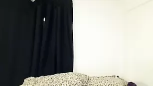 Молодая брюнетка Paula_fer теребит влагалище