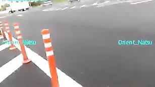 Шальная телка Orient_Natsu мастурбирует за рулем