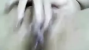 Жгучая брюнеточка NawtyMimi трахает вагину пальчиками