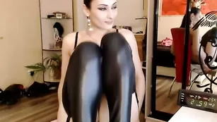 Aspasia дрочит в кожаных чулках