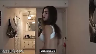 Заводящий танец от Katee Owen и её сисек