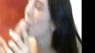 Голая брюнетка vickydiego клево сосет хуй