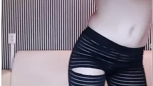 Стройная кокетка sexxindigo позирует в колготках