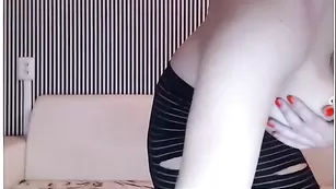 Стройная кокетка sexxindigo позирует в колготках