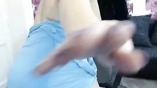 Смазливая девочка трахает оба отверстия