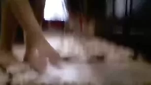 Очкастая шалава трахается секс машиной