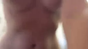 Грудастая missblackcard позирует в чулочках