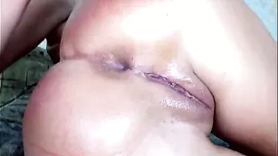 Белокурая Diamondd мастурбирует влажные дырочки