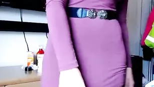 Очкастая малышка Ilikebigboys ласкает красивую грудь