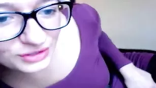 Очкастая малышка Ilikebigboys ласкает красивую грудь