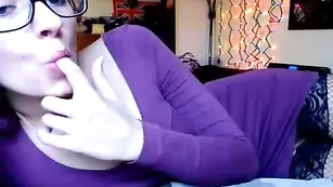 Очкастая малышка Ilikebigboys ласкает красивую грудь