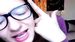 Очкастая малышка Ilikebigboys ласкает красивую грудь