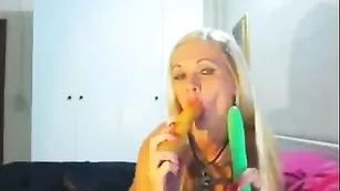 Сочная блонда VVVIIIKKK жестко трахает задницу