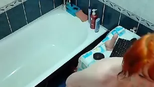 Рыжая шлюшка alisaelita куражится в ванной