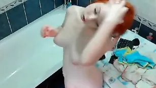 Рыжая шлюшка alisaelita куражится в ванной