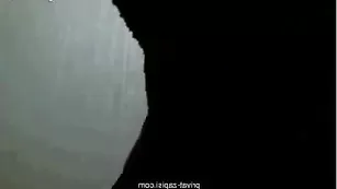 Топовая самка MarishaArimov вставляет палец в жопу