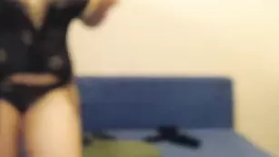 Грудастая шлендра brizida эротично раздевается