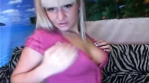 Девчонка Airkiss раздевается и дрочит клитор