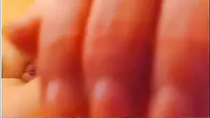 Приятная Anabele вставляет пальчики в попку