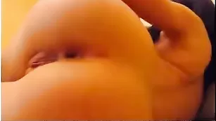 Приятная Anabele вставляет пальчики в попку