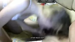 Малолетка YouTubed умело отсасывает хуй