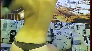 Веселая нимфа Aksana сквиртит в бокал