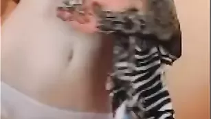 Кокетливая малышка biancamimi блаженно раздевается