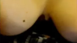 Рыжая мамочка ласкает большие сиськи