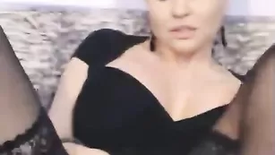 Грудастая самочка LyalyaX теребит пизденку