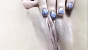 Девственница ypokucekca ласкает влажную дырочку