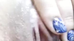 Девственница ypokucekca ласкает влажную дырочку