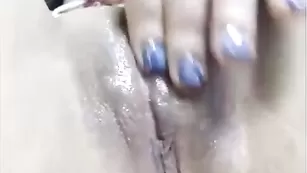 Девственница ypokucekca ласкает влажную дырочку