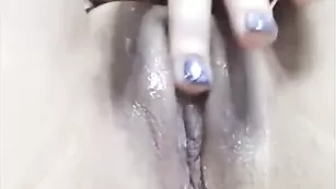 Девственница ypokucekca ласкает влажную дырочку