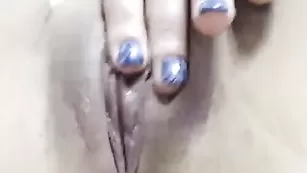 Целка ypokucekca теребит свою писечку