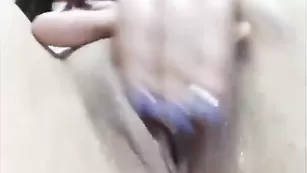 Возбужденная школьница ypokucekca ласкает клитор пальцами