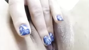 Возбужденная школьница ypokucekca ласкает клитор пальцами