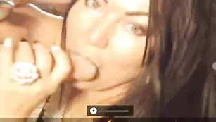 Соблазнительная lovesexy77 вываливает огромные сиськи