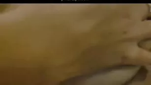 Голая шлюшка natysik трахает пизденку