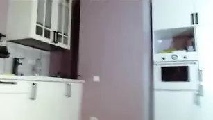 Пышногрудая блондинка обливается маслом на кухне