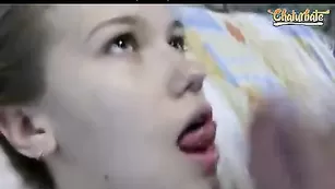 Милая самка YouTubed делает минет