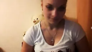 Милая девушка kkristi обнажает большие дойки