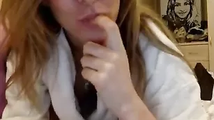 Сисястая swarowskiy тискает сосочки