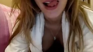 Сисястая swarowskiy тискает сосочки