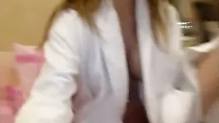 Сисястая swarowskiy тискает сосочки