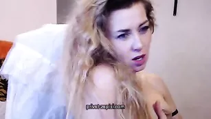 Белобрысая стерва Mesalina ласкает сисечки