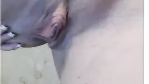 Худая шалава рукой массирует клитор nikisport