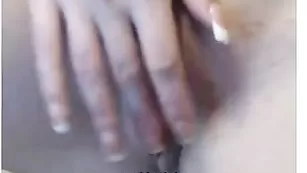 Худая шалава рукой массирует клитор nikisport