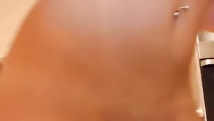 Прекрасная kirushasexy трахает красивую пизду